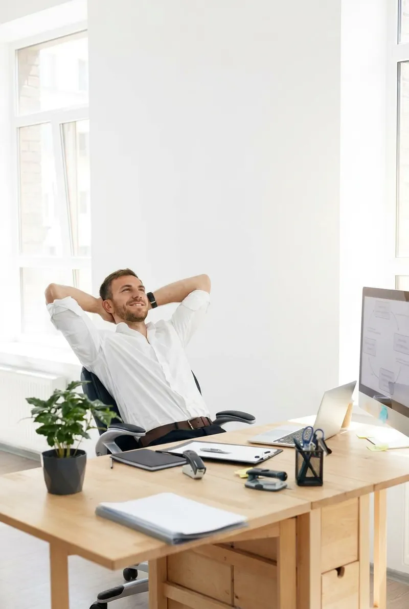 Consulente energetico GestioneUtenze.it al lavoro sulla gestione delle utenze luce e gas